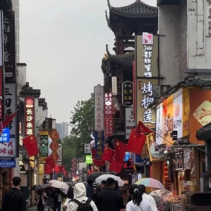 第一批冒雨来长沙的游客已抵达！有人被臭豆腐“辣哭”，有人为偶像而来