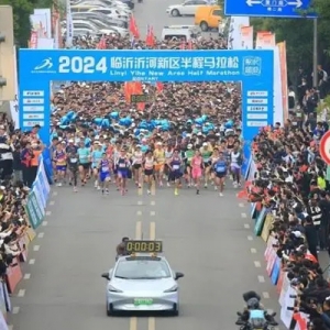 万余名中外跑友同场竞技，沂河新区半程马拉松赛跑进“天然氧吧”