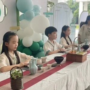 这所学校的儿童节好儒雅，琴棋书画样样有