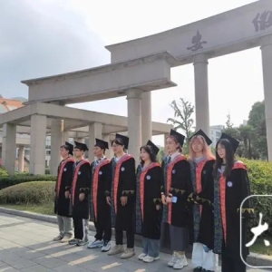 安徽财经大学新版学位服让学子们直呼nice！