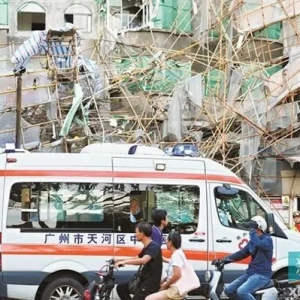 广州天河一小区外墙翻新，脚手架坍塌致6人受伤