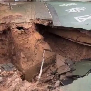 南昌同一条路上出现两处塌陷，当地回应：连续降雨冲走流沙所致