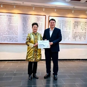 爱新觉罗·子瑜向长白山民俗博物馆捐赠书画作品——用大格局传承满族文化