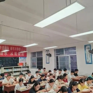 上海浦东智能照明联合会公益助学行，点亮商城长竹园二中希望之光