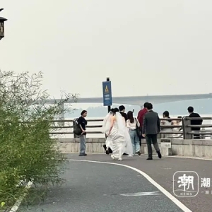 多对新人拍婚纱照遇涨潮差点被淹？事发地仍有人不断前来拍摄