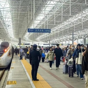 进入返程客流高峰，今日全国铁路预计发送旅客1986万人次
