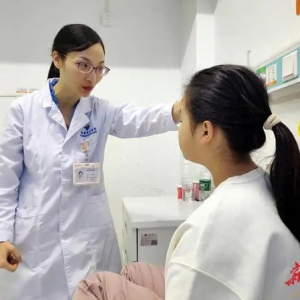 假期出游坐过山车，女孩吹冷风致“面瘫”