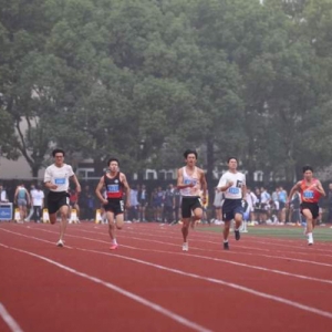 细雨中的速度与激情——上海市学生运动会田径比赛（中职组）风采