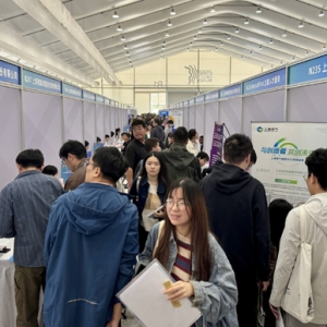 2024上海首届硕博专场招聘会：超万人应聘、外地也来抢人