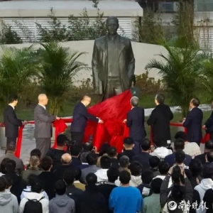 潘承洞雕像在山东大学威海校区落成，曾着手创建威海校区