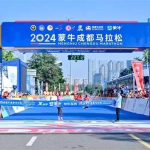 2小时27分12秒！2024成都马拉松女子组冠军产生