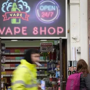青少年尼古丁成瘾令人担忧 英国明年将禁用一次性电子烟