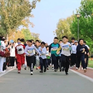 奔跑在山水之间 这些小学生迷你亲子马拉松开跑