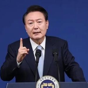 受妻子涉丑闻等因素牵连，尹锡悦支持率首次跌破20%