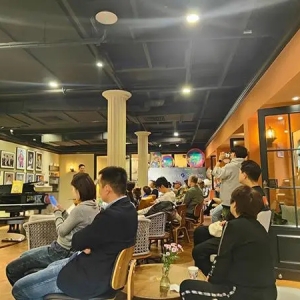 在多伦路喝着咖啡听着音乐剧，新人们感悟爱情与婚姻