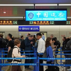 斯洛伐克等9国免签政策试行，浦东国际机场口岸迎来首批免签入境旅客