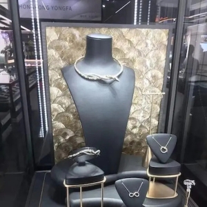 进博会上珠宝商们的“生意经”：全球三大奢侈品集团掘金中国市场，展品被观众抢着买｜聚焦2024进博