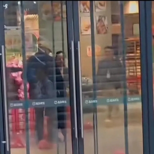 男孩在盒马门店摔倒无人扶母亲砸店？盒马回应：事发后一直在处理，双方未协商一致