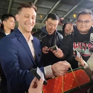 捐赠二战相册的美国小伙抵达北京，开启中国之行