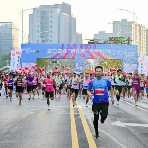 20000人的衢州马拉松今天开赛，超七成的半马、全马选手来自外地
