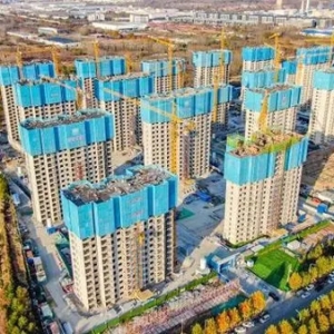 青岛西海岸新区：郭家小庄安置区项目首栋22层住宅楼实现顺利封顶