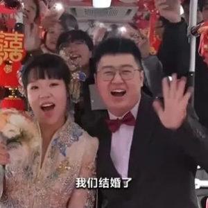 仪式感拉满！公交车变身“幸福婚车”，山西阳泉“公交婚车”火出圈