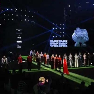 广府文化与国际时尚交融，广州天河上演城央公园里的时尚大秀