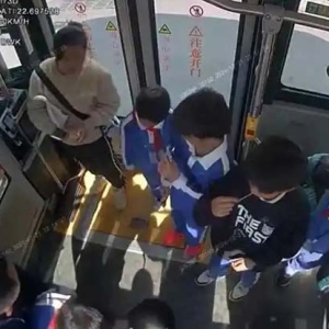 深圳一小学生公交车上异物卡喉，公交司机教科书式施救