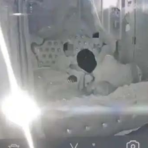 “转过来！”卧室半夜突遭陌生人喊话！女子脊背发凉……