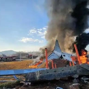 韩国客机初步完成灭火，正全力救援机尾处乘客