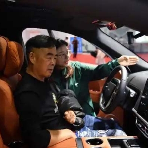 今年国四油车报废更新有补贴，新能源车仍补2万油车1.5万