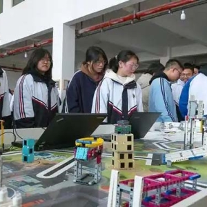 兴仁市凤凰中学举办第一届科技文化艺术节