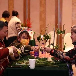 弘扬中华优秀传统文化，他们一起体验浓浓年味