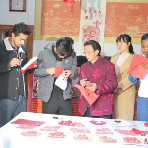 「新春走基层」留学生学习剪纸技艺 感受中华优秀传统文化魅力(图)