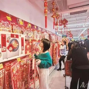蛇年春节装饰品款式多、创意新，市民喜气洋洋！