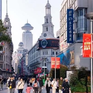 来一场“巳巳如意”City Walk！蛇年春节申城商圈“不打烊”：“非遗年味”点亮“时尚消费”