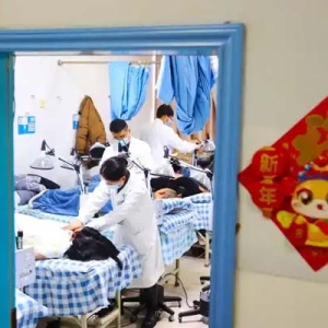 新春走基层｜春节里的健康守护者 草药香中传递医者温情