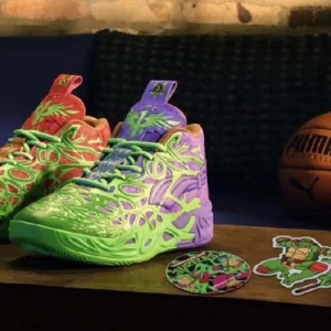 安踏携手中国国家地理持续共创户外IP「甲行天下」，耐克发布Nike24.7服饰系列｜时尚周报