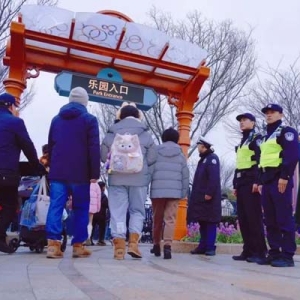 际旅游度假区迎来大客流，浦东警方全力做好服务保障