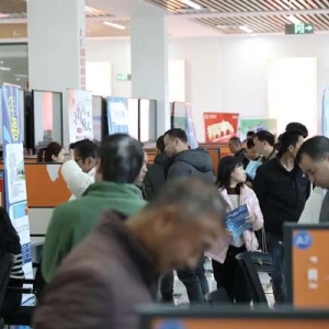 “南粤春暖·就业援助”系列招聘活动启动，上千求职者挤爆展位