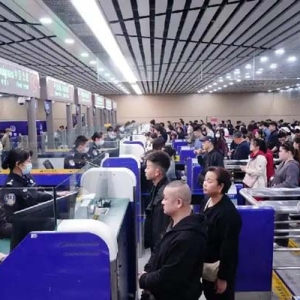 日均同比上涨4%，春节假期拱北口岸客流量近220万人次