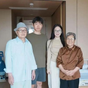 拍时尚大片、设计卡通IP……养老院里有年轻人带来多巴胺风格的惊喜