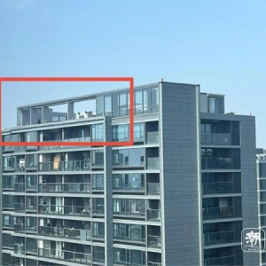 刮风导致？杭州一小区顶楼玻璃脱落，砸坏居民家阳台，碎片散落一地