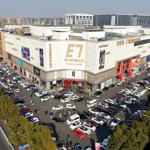 外面天寒地冻，男装店里已上新了短袖，今年男士们的流行密码是什么？