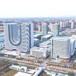 保定高新区围绕主导产业链群精准发力靶向招商，以园聚链、以链集群，持续探索产业更新机制革新——向“高”升级向“新”发展
