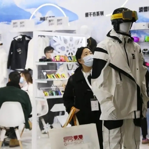 功能与时尚兼备 看国产滑雪服缘何赢得市场青睐