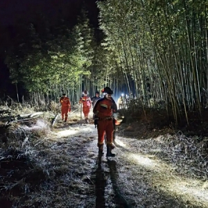 一家人“上春山”迷路，一群人摸黑寻找，登山徒步千万规划好行程