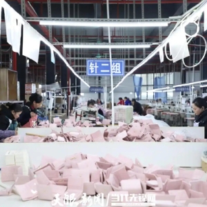 普安高质量发展·复产潮音唤醒春日繁华②｜箱包车间：潮流时尚在这里制造