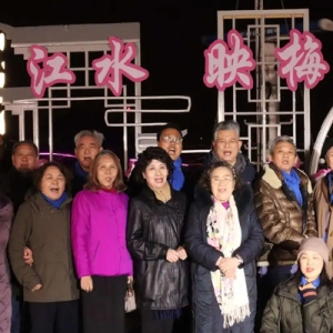 朗诵艺术家夜诵长江赞歌 武汉游船打造文化新体验