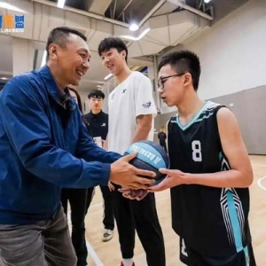 深圳新世纪启航篮球俱乐部走进航星学校
